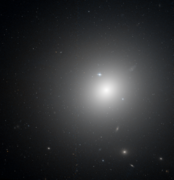 ハッブル宇宙望遠鏡によって撮像された楕円銀河NGC 1399。