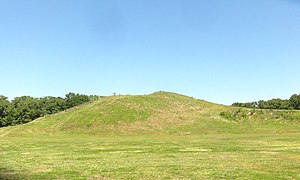 Mound A, der größte von mindestens sechs Kulthügeln in Poverty Point (Nordamerika, vom Ende der Archaischen Periode dort)