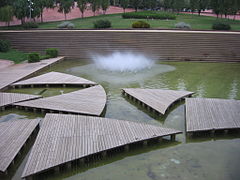Fuente Sidney (1997-2007), parque Central de Nou Barris, de Andreu Arriola y Carme Fiol.