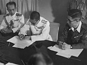 Một sĩ quan Hải quân Nhật Bản ký đầu hàng tại Penang trên tàu HMS Nelson vào ngày 2 tháng 9 năm 1945.