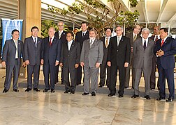 Presidentes de países da América do Sul durante reunião de chefes de estado.jpg