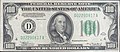 Federal Reserve Note típusú, az FRB of Cleveland, Ohio által kiadott, 1934-es szériájú 100 dolláros bankjegy zöld kincstári címerrel és sorozatszámokkal. A bank jelvénye a bal oldalon betűvel D. Ezt a típust egészen 1995-ig bocsátották ki.