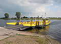 Veerboot op de Maas bij Oijen (Nederland)