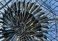 13. A Dynamic Mobile Steel Sculpture, George Norris kanadai művész absztrakt szobra alulról nézve (Great Victoria Public Library, Victoria, Brit Columbia, Kanada) (javítás)/(csere)