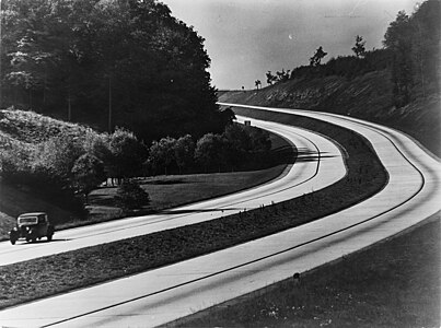 Перші автомагістралі з бетонним покриттям (1936, Німеччина). Дорожня розмітка нанесена чорною фарбою.