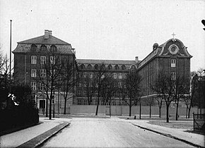 Instituto Joana d'Arc, uma escola católica para meninas em Frederiksberg Allé, Frederiksberg, Copenhague. Fundada em 1924, bombardeada por acidente pela RAF