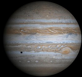 Jupiter in natuurlike kleuren met skaduw van de maone Europa, fotografeerd deur de ruumtesonde Cassini