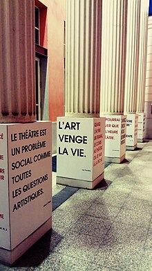 On lit sur les différentes colonnes "L'art venge la vie" et "Le théâtre est un problème social comme toutes les questions artistiques".