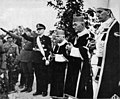 Resimde en solda Nazi selamı veren Ante Paveliç, en sağda Alojzije Stepinac'tır