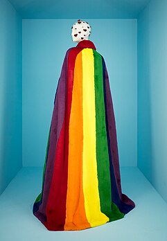 Capa arco-íris, desenhada por Christopher Bailey para a casa de moda britânica Burberry e incluída na exposição Camp: Notes on Fashion do Museu Metropolitano de Arte de Nova Iorque (definição 3 189 × 4 608)