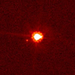 Az Eris (középen) és a Dysnomia (balra) A felvételt a Hubble űrtávcső készítette