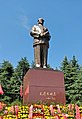 为韶山旅游区毛泽东广场上的毛泽东雕像题字“毛泽东同志”