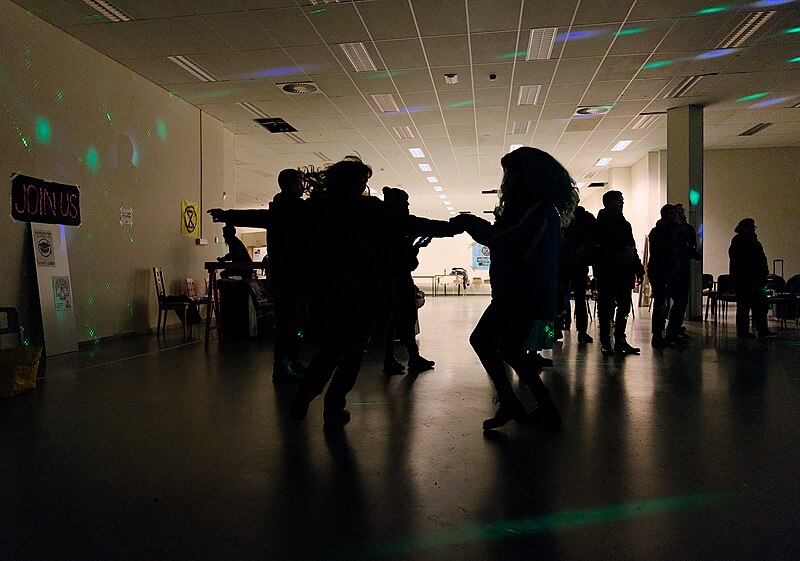 File:People dancing in the backlight at an XR Fest event (DSC 9672).jpg