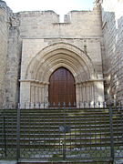 Puerta cisterciense tardorrománica de la colegiata antigua de Valladolid, arcos apuntados con chambrana