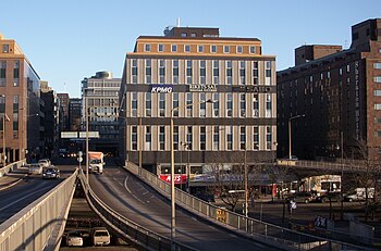 Vasagatan mellan Vattugatan (till vänster) och Herkulesgatan före och efter Norrmalmsregleringen. Bilden till vänster är från 1965, bilden till höger från 2009. Alla gamla byggnader är borta, Vattugatan och Herkulesgatan är på- och avfartsramper till Klaratunneln. Längst till höger syns Hotel Sheraton och i bakgrunden i mitten Elefanten