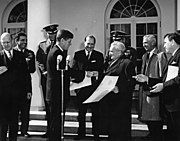 Kennedy elnök elsőként Kármán Tódornak adja át a Nemzeti Tudományos Érem kitüntetést