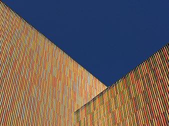 Fachada multicolorida do Museu Brandhorst composta de 36.000 lâminas de cerâmica em 23 cores diferentes, Munique, Alemanha. (definição 3 340 × 2 492)