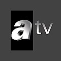 atv'nin 6-12 Şubat 2023 tarihleri arasında Kahramanmaraş Depremleri sebebiyle kullandığı, logosunun siyah temalı versiyonu