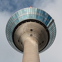 Rheinturm, uma torre de telecomunicações com 240,5 metros de altura em Düsseldorf, Renânia do Norte-Vestfália, Alemanha. (definição 3 648 × 3 648)