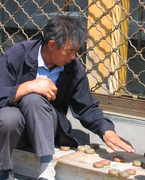 Joueur de Xiangqi assis sur le trottoir (Qinghai).