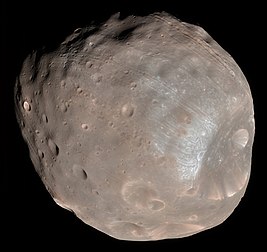 Imagem colorida de Fobos fotografado pela Mars Reconnaissance Orbiter em 23 de março de 2008 (definição 3 500 × 3 300)