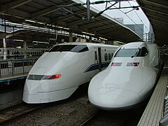 Поїзди Сінкансен серій 300 (ліворуч) і 700 (праворуч) на станції в Токіо