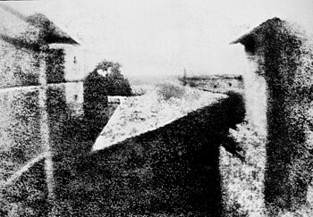 أوَّل صورة فوتوغرافيَّة في العالم، التقطتها جوزف نسيفور نيپس سنة 1826 أو 1827م في بلدة سان لو دو ڤارنيه في منطقة بورغندي في فرنسا