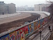 Berlinmuren sedd från Västberlin 1986. I nära 30 år stod muren som en avdelare i Berlin och motiverades av den östtyska staten som en "skyddsmuren mot fascismen".