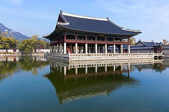 Le pavillon Gyeonghoeru, dans le domaine du palais de Gyeongbokgung, à Séoul. (définition réelle 6 425 × 4 283)