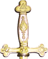 photo en couleur d'un pommeau d'épée avec des symboles maçonniques