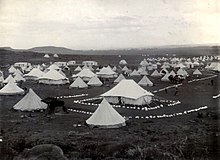 Um campo de concentração britânico para bôeres em Bloemfontein (cerca de 26 mil pessoas morreram nestes campos, a maioria mulheres e crianças).