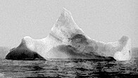 Fotografie a unui iceberg făcută a doua zi după scufundarea în locul scufundării