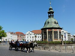 Quảng trường chợ với công trình nước từ năm 1602 (Wasserkunst), danh thắng của Wismar