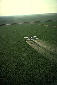 Pesticidi dati ai campi tramite un aereo