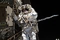 O astronauta Steven Swanson trabalhando no exterior da ISS.