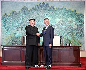 남과 북 두정상 문재인 대통령과 김정은 국무 위원장이 판문점 선언이후 평화의 집에서 악수를 하고 있다.