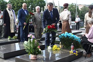 Голова Львівської ОДА Олег Синютка кладе квіти на могилу Петра Дужого