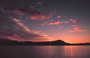 Излазак сунца на југоистоку Аљаске. Заласци и изласци сунца су понекад ружичасти због оптичког ефекта који се зове Рејлијево расејање.