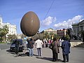 chocolate egg en la escultura de Colón, Barcelona 2005