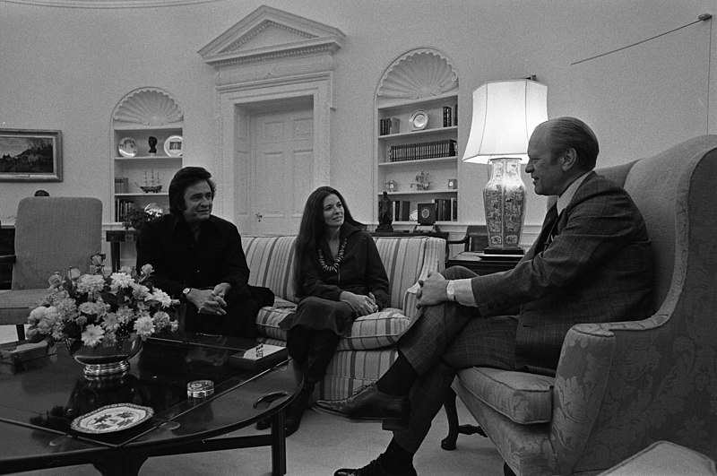 File:Country and Western Singers Johnny Cash and June Carter Cash Visit President Gerald R. Ford at the White House - NARA - 6829577.jpg