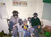 משפחה ישראלית במקלט עם מסכות גז, צולם בשנת 1991 במהלך מלחמת המפרץ