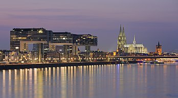 Panorâmica de Colônia vista do rio Reno, incluídos os edifícios Kranhäuser e a Catedral de Colônia. (definição 5 078 × 2 804)
