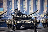Tanques de guerra T-64BV ucranianos num desfile militar em 2021, um ano antes da invasão ucraniana.
