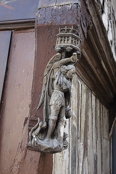Esculpture de saint Michié' sur un couen de l'hôté' Saint Michié' à La Bouille.