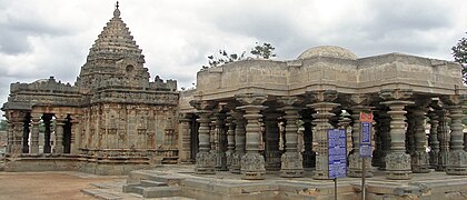 Templo Mahadeva en Itagi, distrito de Koppal en Karnataka, también llamado Devalaya Chakravarti,[44]​[45]​ (1112), un ejemplo de articulación dravida con una superestructura nagara