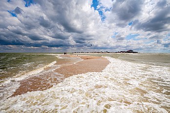 Ponta Dolgaya, um cordão litoral arenoso do mar de Azov, no território de Krasnodar, Rússia. (definição 4 272 × 2 848)