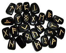 Runensteine aus Obsidian - Zeichen für ng aus angelsächsischer Runenreihe, Aufnahme von 2009