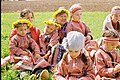 祭りの衣装を着たウドムルト人の子供たち