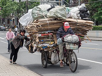 Bicicleta adaptada para o transporte de material reciclável em Xangai, China (definição 3 914 × 2 936)