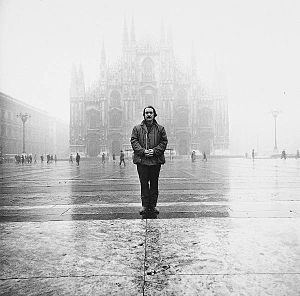 Jean Tinguely photographié par Lothar Wolleh, Milan, 1970.